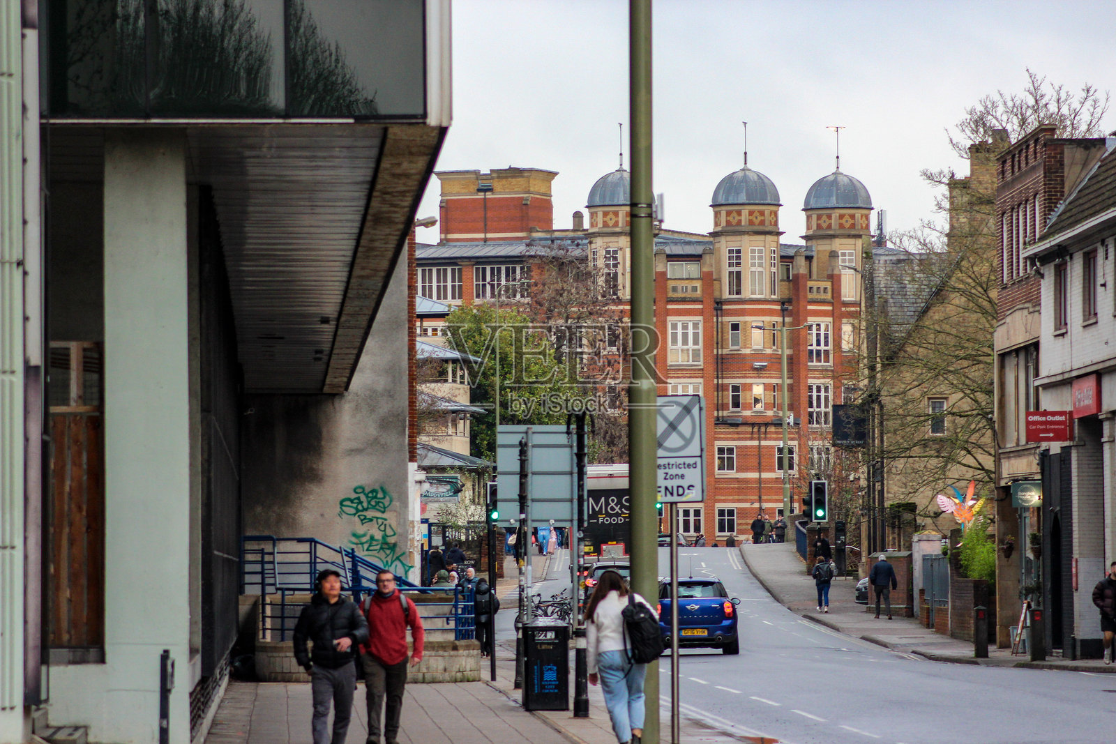 通往伍斯特街的海斯桥街，街上是牛津就业中心大楼照片摄影图片