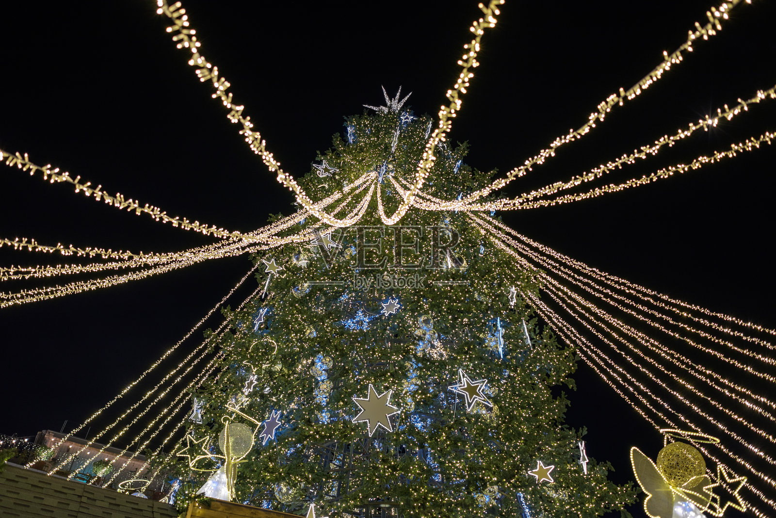 格鲁吉亚首都第比利斯的圣诞市场和村庄里的一棵传统圣诞树照片摄影图片