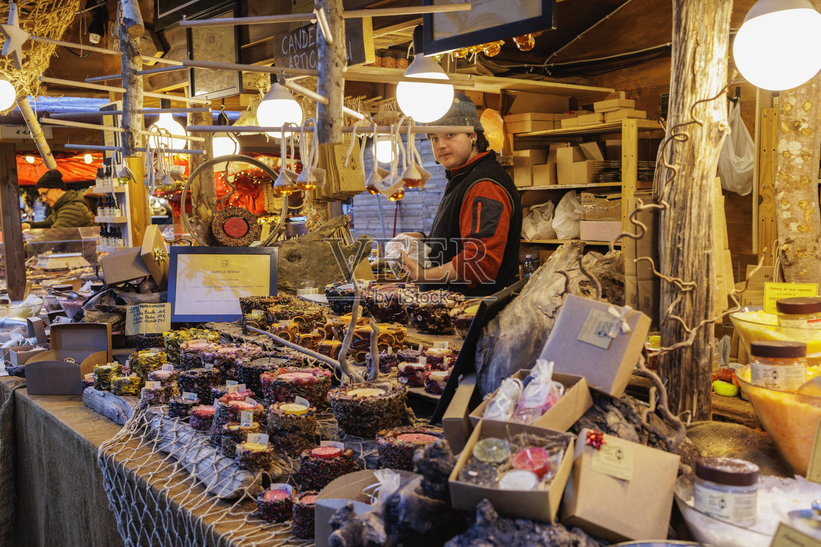 圣诞集市上出售香薰蜡烛的摊位照片摄影图片