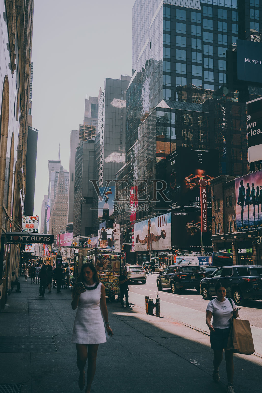 人们走在纽约曼哈顿的著名地标时代广场照片摄影图片