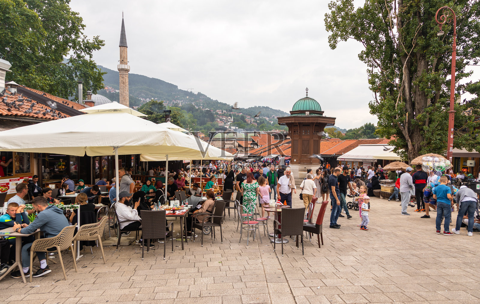 波斯尼亚和黑塞哥维那萨拉热窝老城区巴什察尔希亚广场的游人照片摄影图片