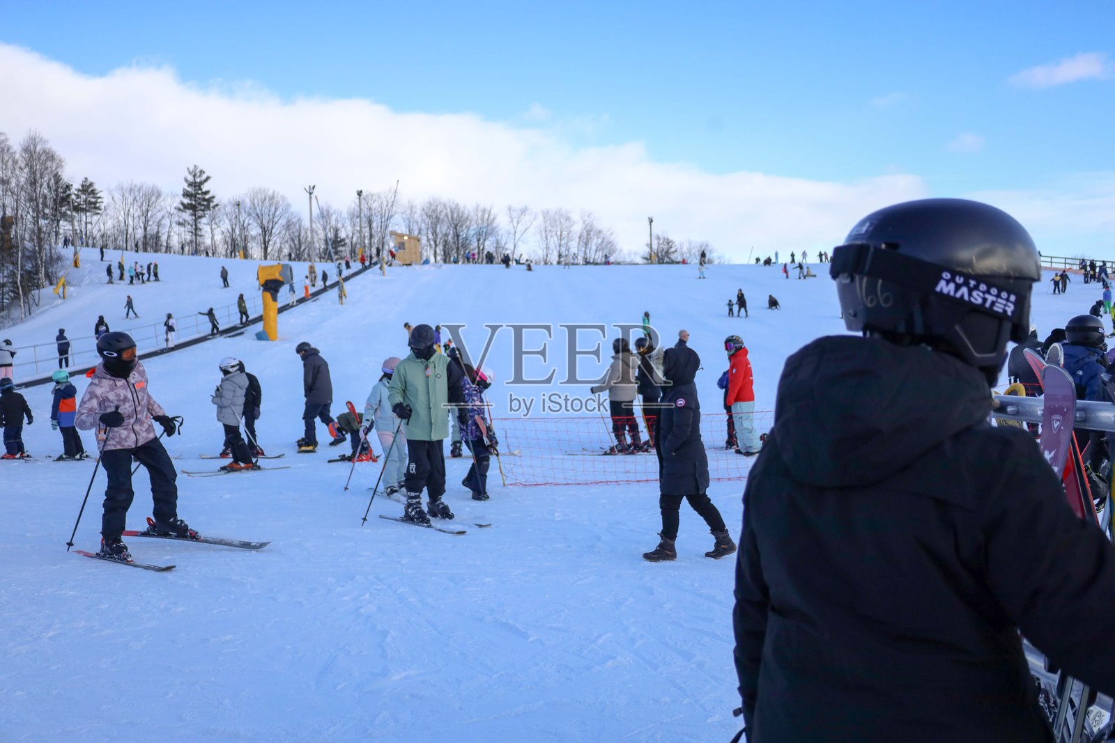 一幅广阔的冬季风景展现在画面中,展示了一个生机勃勃的安大略滑雪胜地,坐落于被白雪覆盖的常青树丛中。照片摄影图片