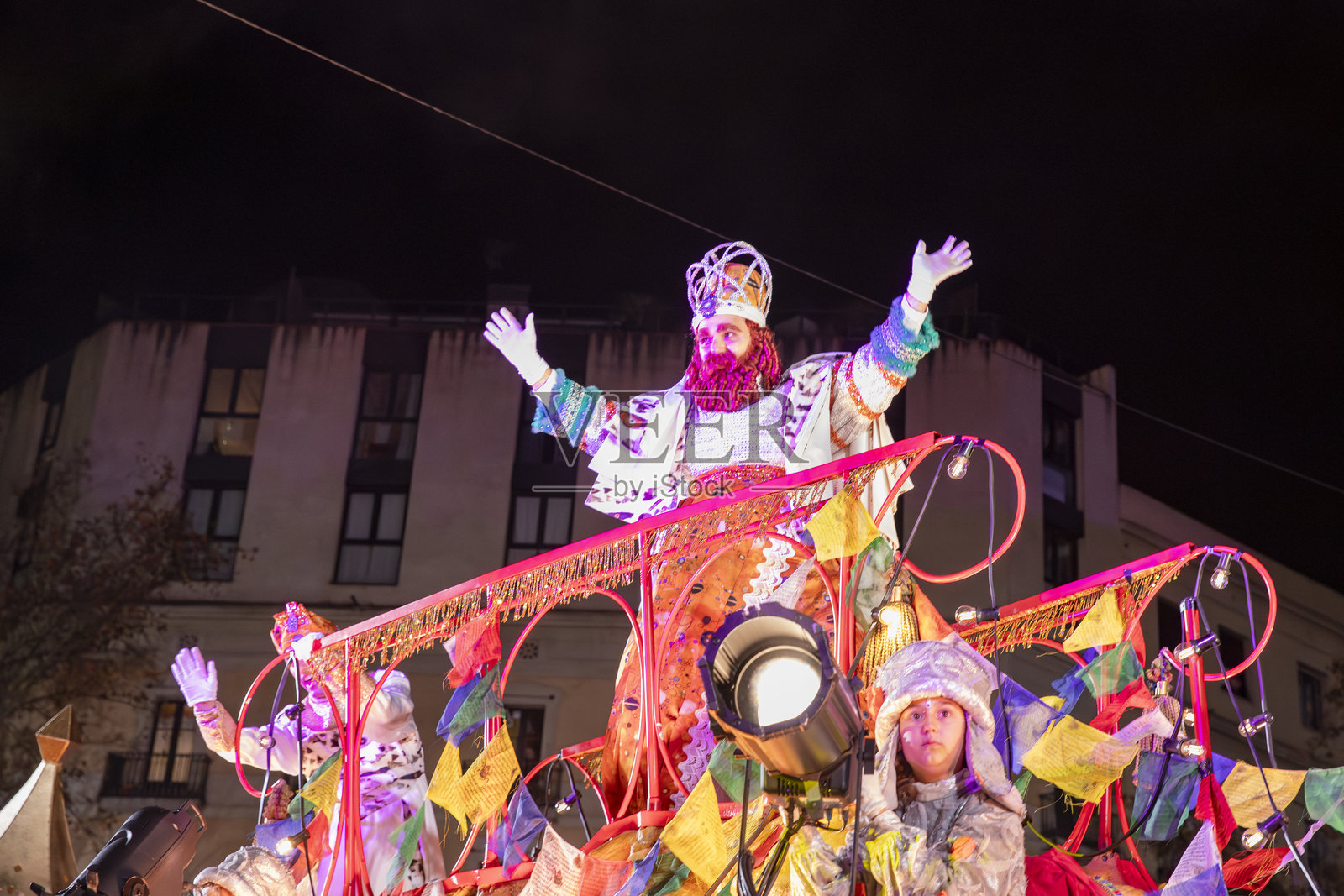 身着鲜艳狂欢节服装的表演者在巴塞罗那市的游行队伍中照片摄影图片