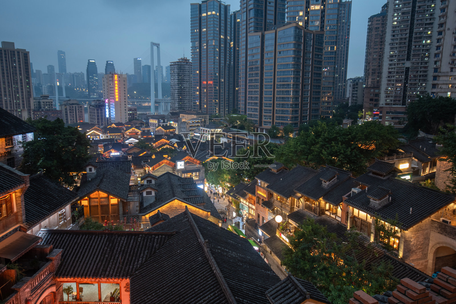 夜晚，人们参观中国重庆的十八梯。照片摄影图片