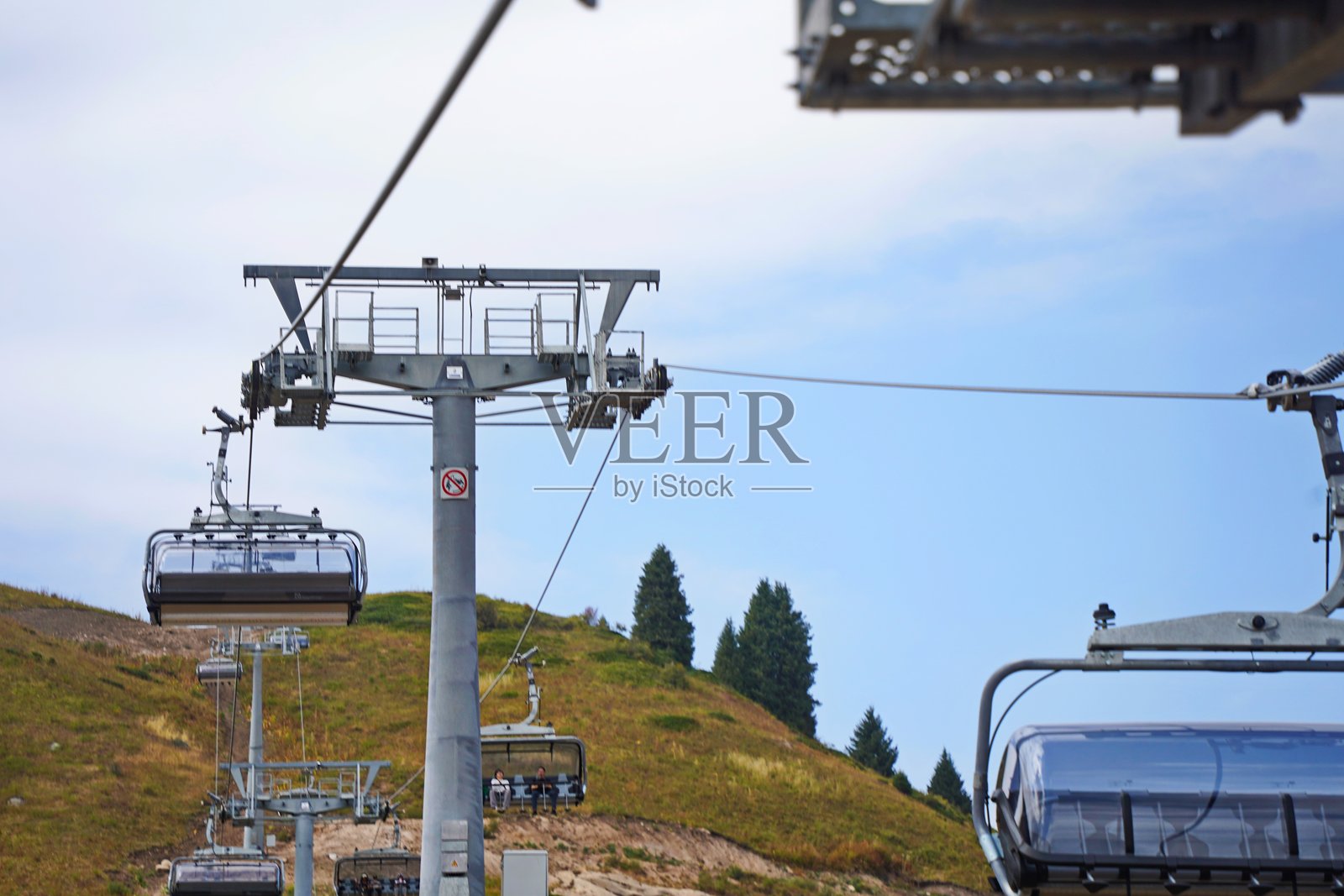 奥伊-卡拉盖大峡谷上的缆车。山区地貌。照片摄影图片