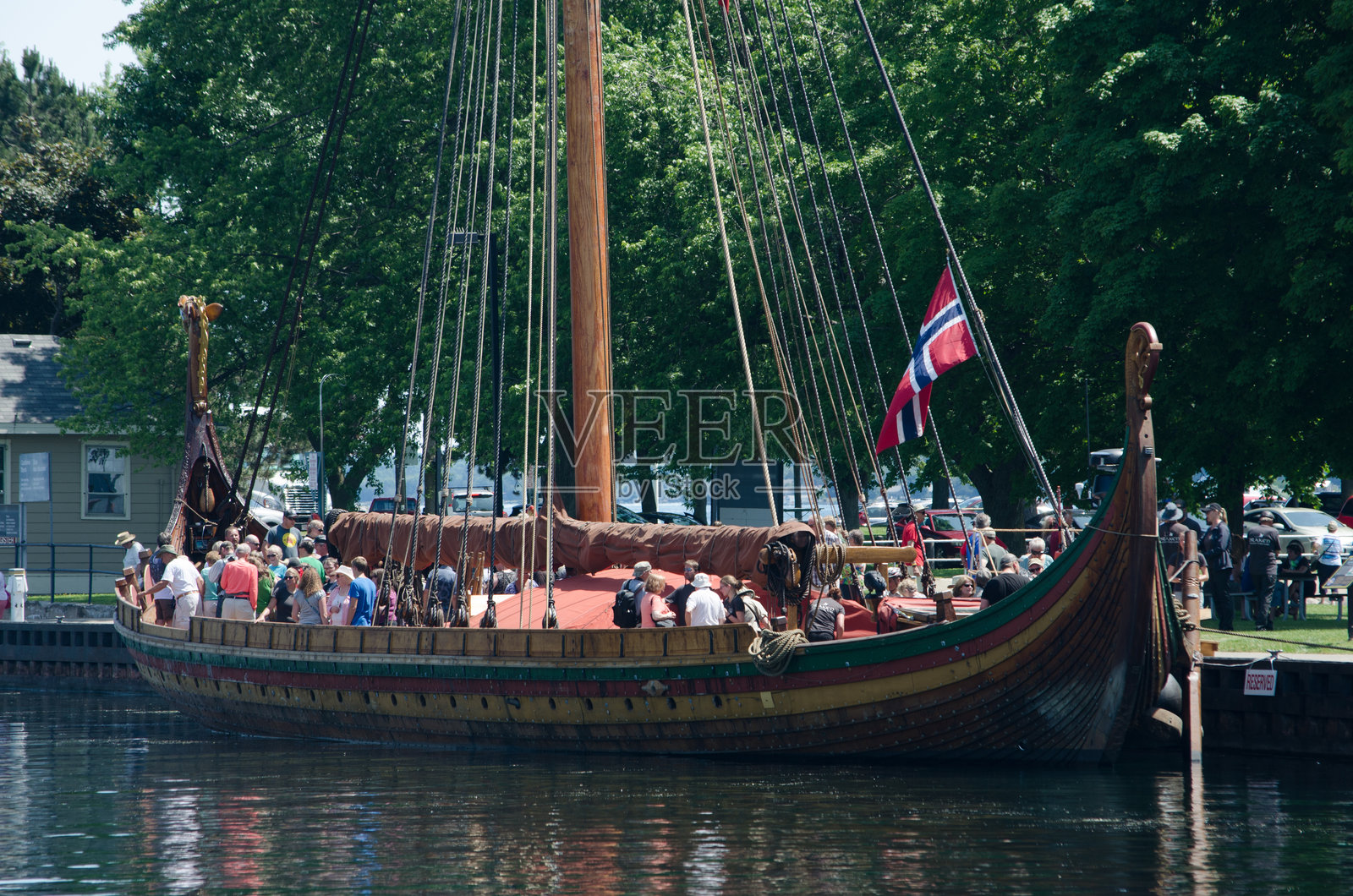 2016年6月26日,安大略省布洛克维尔:在大型船只节期间,一艘复制的维京船停泊在岸边,船上有游客,特写镜头。照片摄影图片