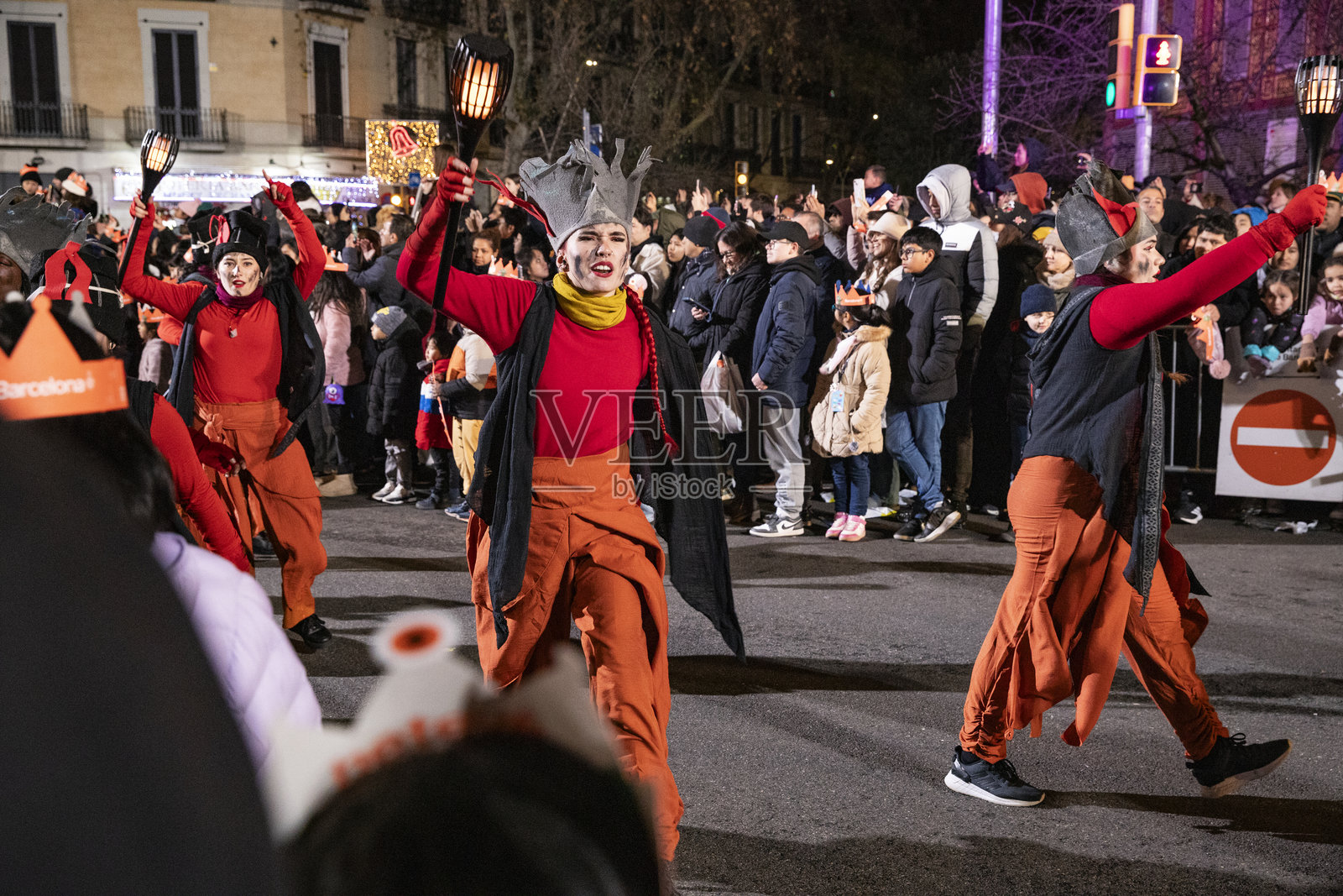 西班牙巴塞罗那城市游行中身着鲜艳嘉年华服饰的表演者照片摄影图片