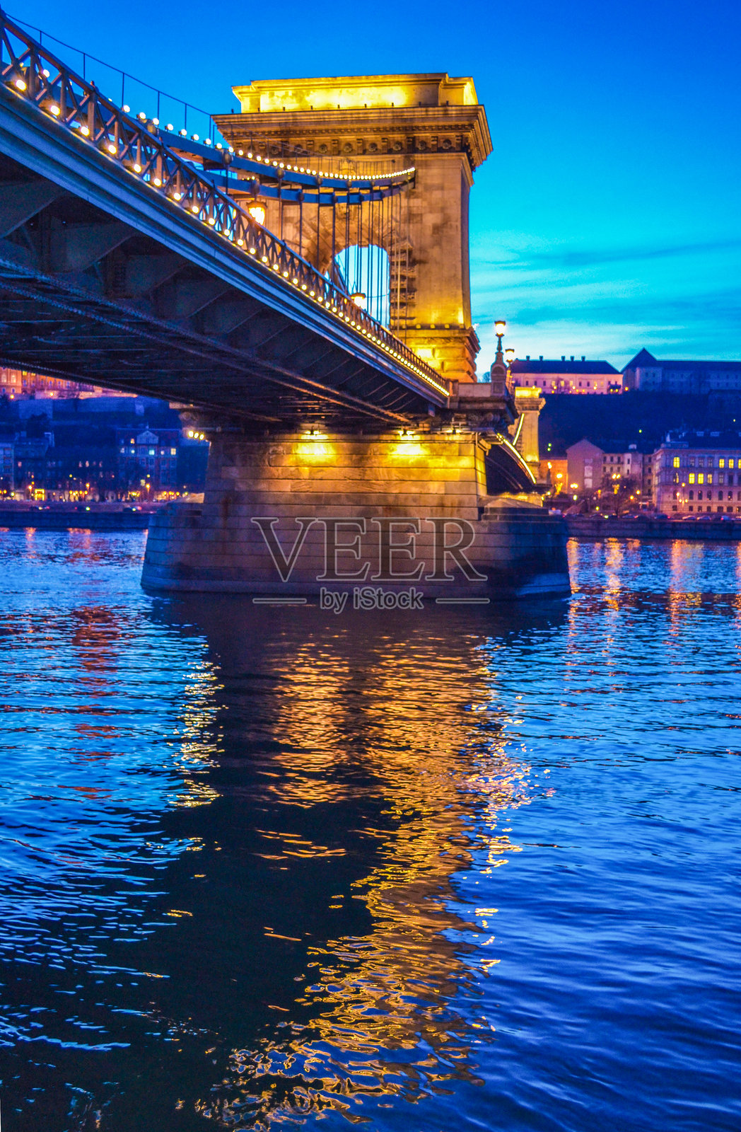 布达佩斯链子桥夜景,多瑙河上的历史地标照片摄影图片