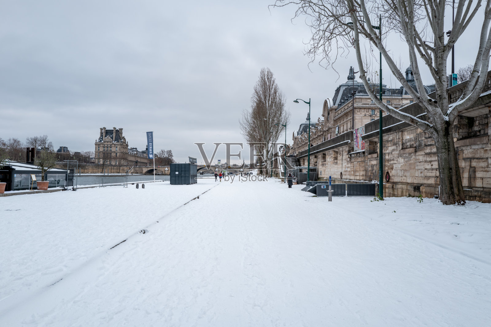 雪后的巴黎塞纳河畔，奥赛博物馆旁的码头上行人稀少照片摄影图片