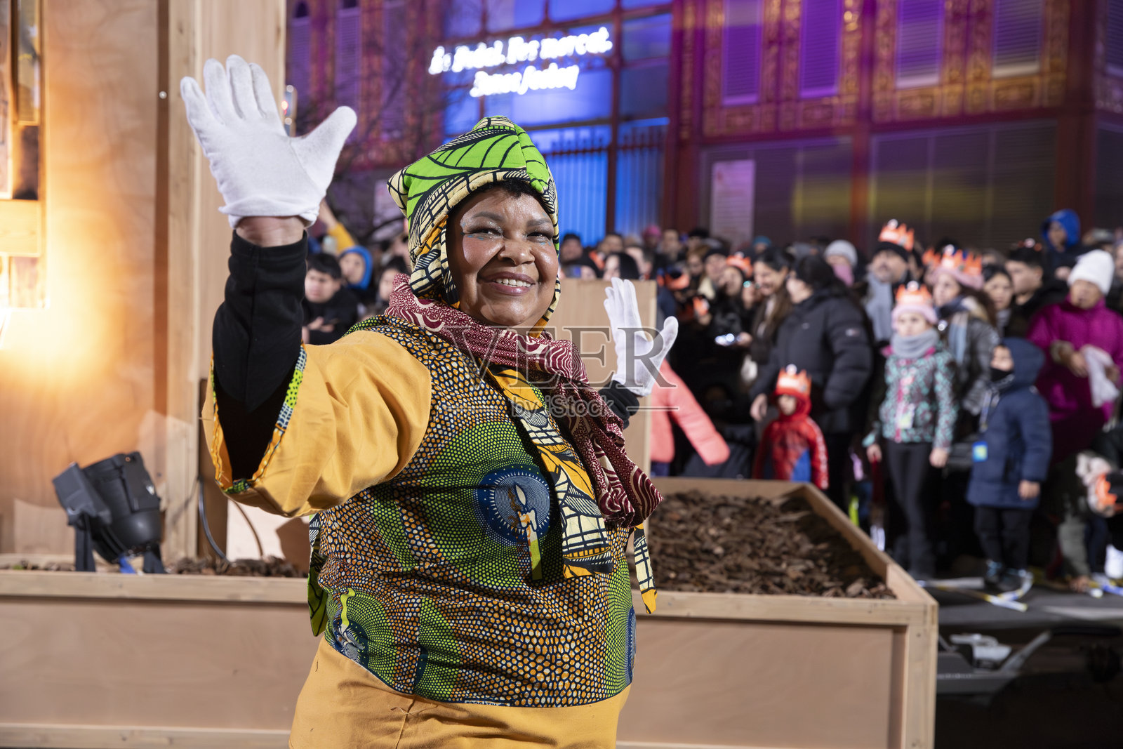 西班牙巴塞罗那城市游行中身着鲜艳嘉年华服装的表演者照片摄影图片