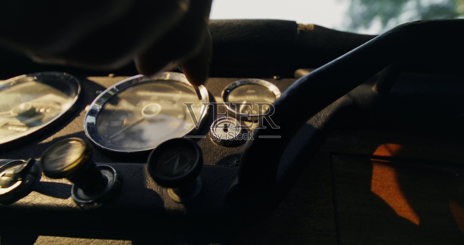 一个男人正在开车照片摄影图片