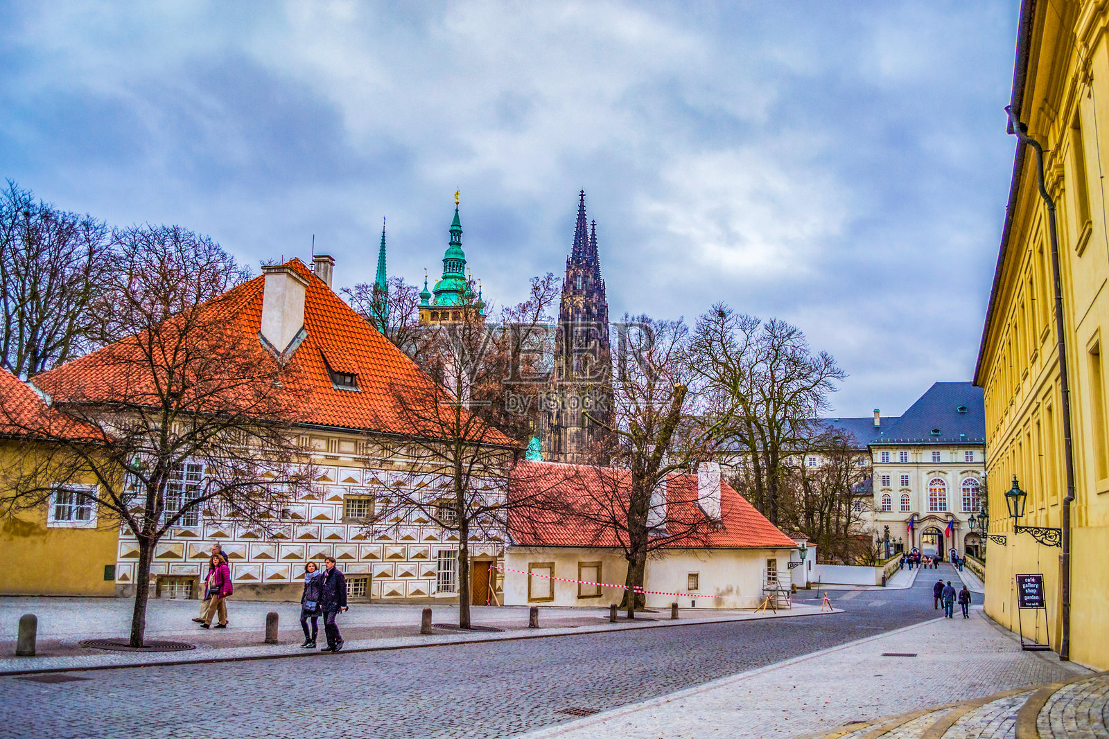 通往布拉格城堡的粉红桥街道照片摄影图片