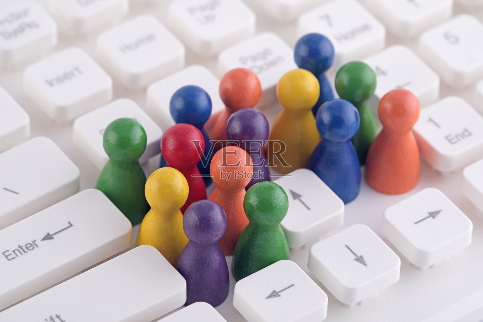 电脑键盘上色彩鲜艳的兵人玩偶照片摄影图片