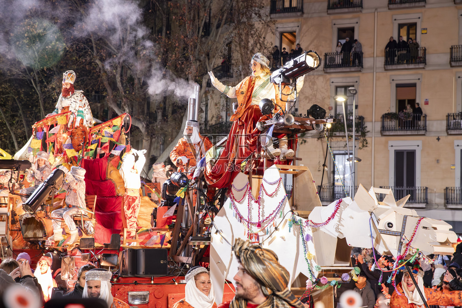 在巴塞罗那西班牙城市游行中身着鲜艳嘉年华服装的表演者照片摄影图片