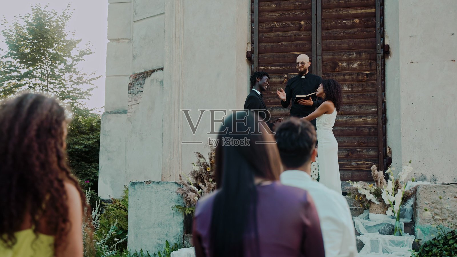 新郎新娘在阳光下相视而笑照片摄影图片