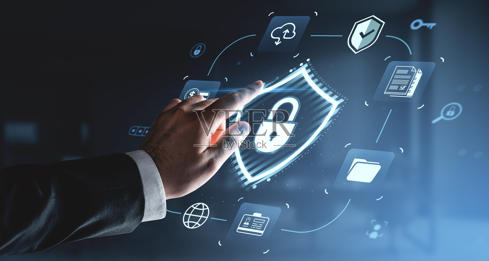 商务人士的手在蓝色科技背景的未来界面上触摸数字锁图标全息图，背景中还有网络安全概念符号。照片摄影图片