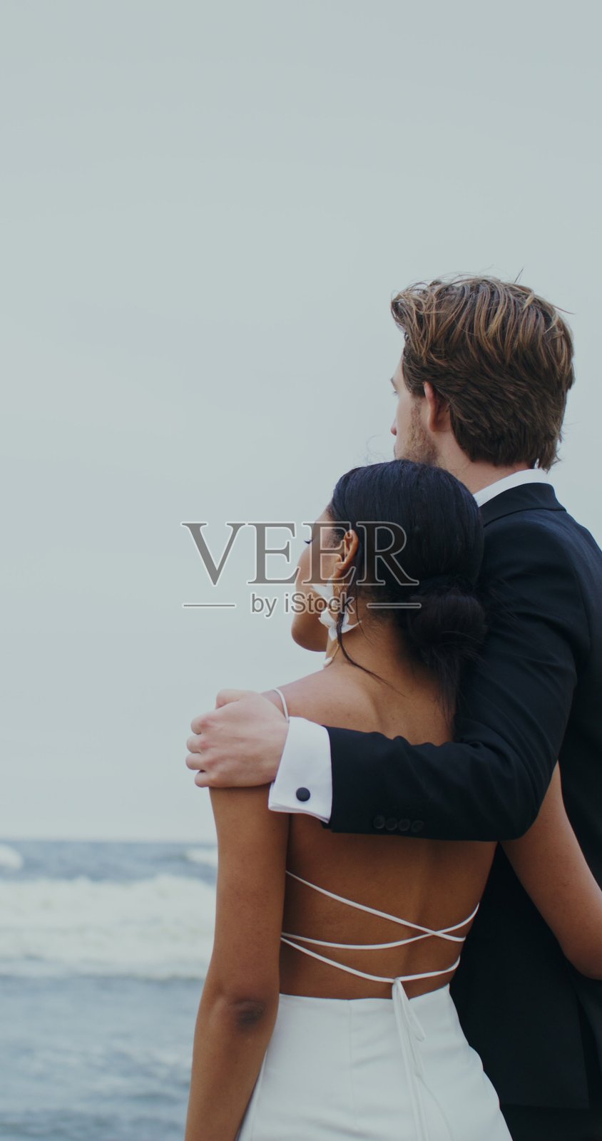 新郎新娘拥抱并深情对视——婚礼照片摄影图片