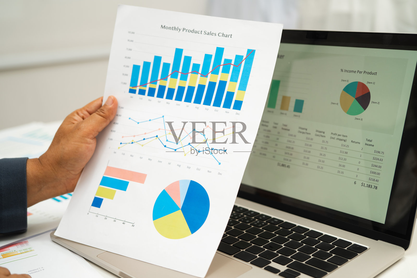 亚洲女商人正在使用金融图表工作。照片摄影图片