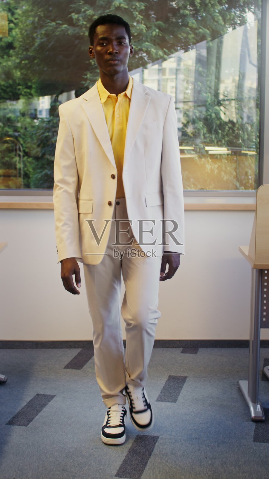 一个男人坐在边缘。照片摄影图片