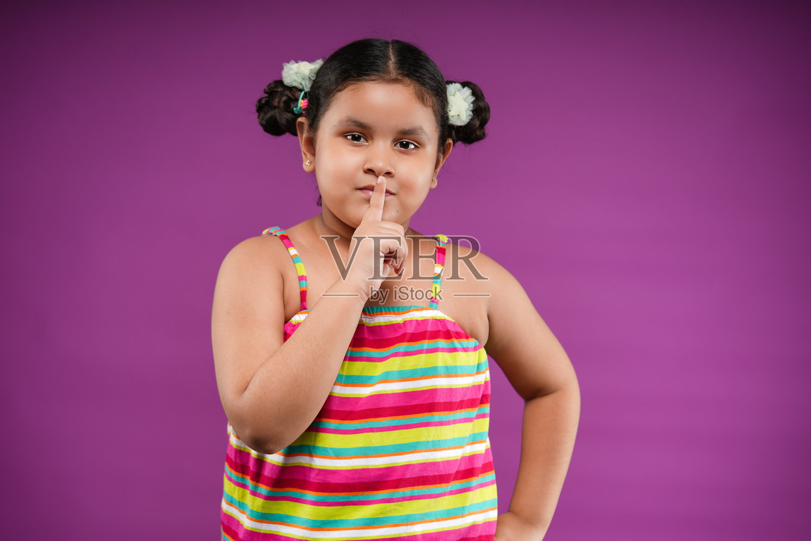 快乐的印度小女孩肖像照片摄影图片