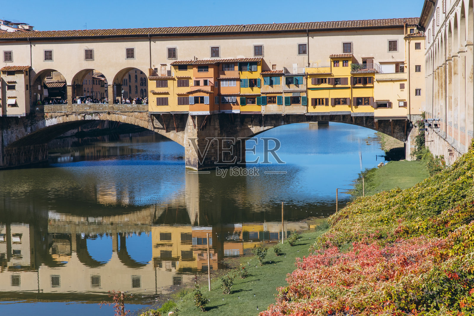 佛罗伦萨的旧桥横跨阿诺河照片摄影图片