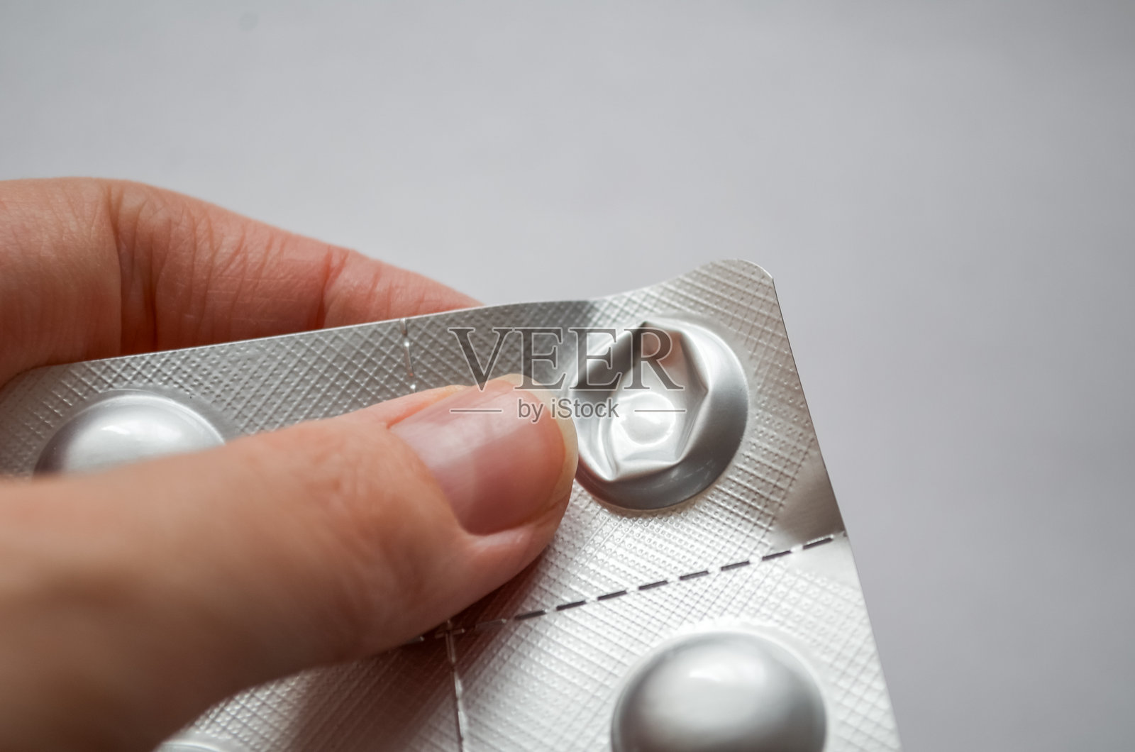 手持已用过的透明泡壳包装照片摄影图片