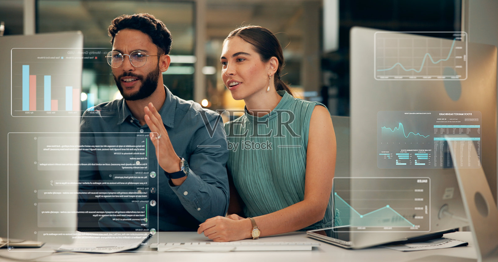 证券交易所、叠加或商务人士进行数据分析、后期市场研究或团队合作。投资增长、电脑或经纪人谈论交易选择、夜晚的收入图表或图形照片摄影图片