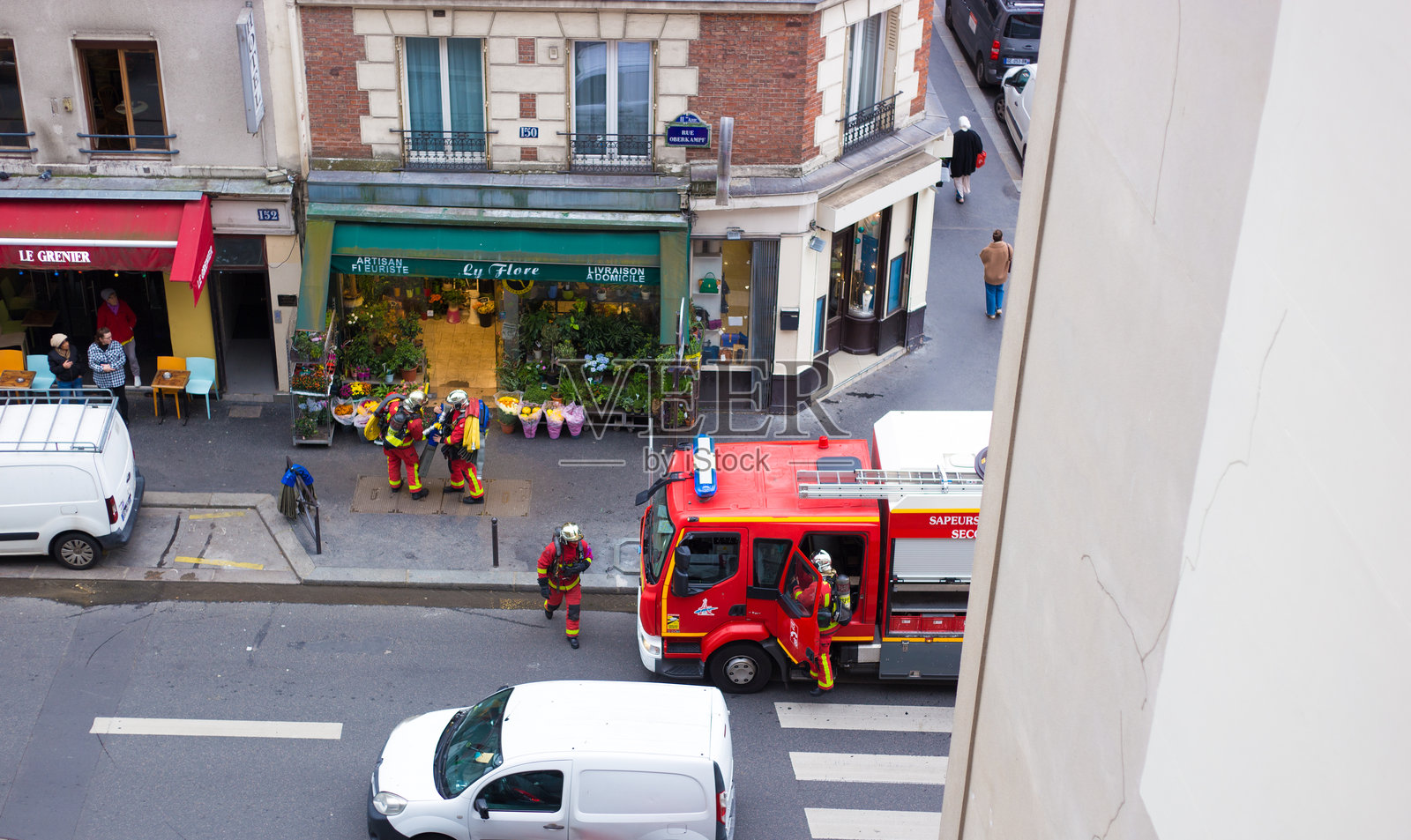 法国巴黎：消防员和消防车在奥伯坎普夫街11号照片摄影图片