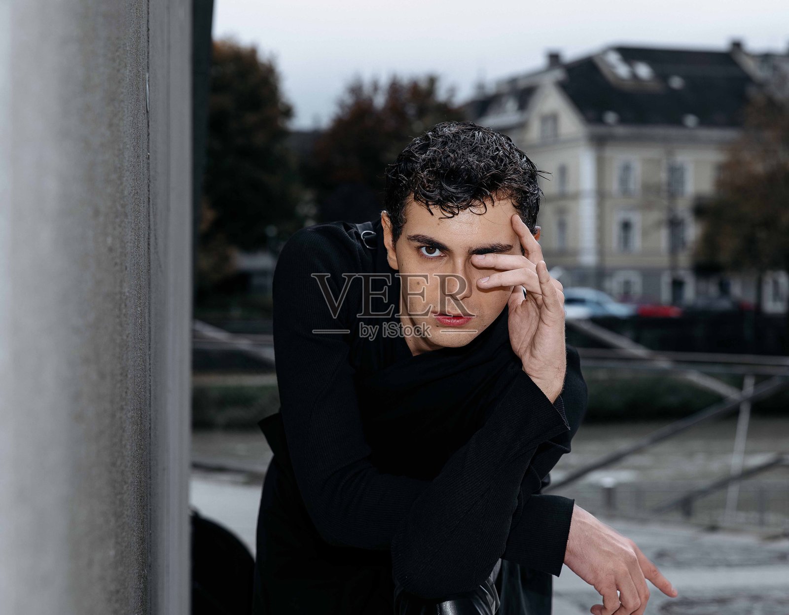 表情专注的年轻高加索男性，身处城市背景照片摄影图片