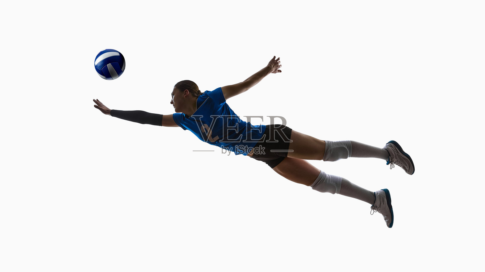 青少年运动员向前扑救飞来的排球，全身舒展照片摄影图片