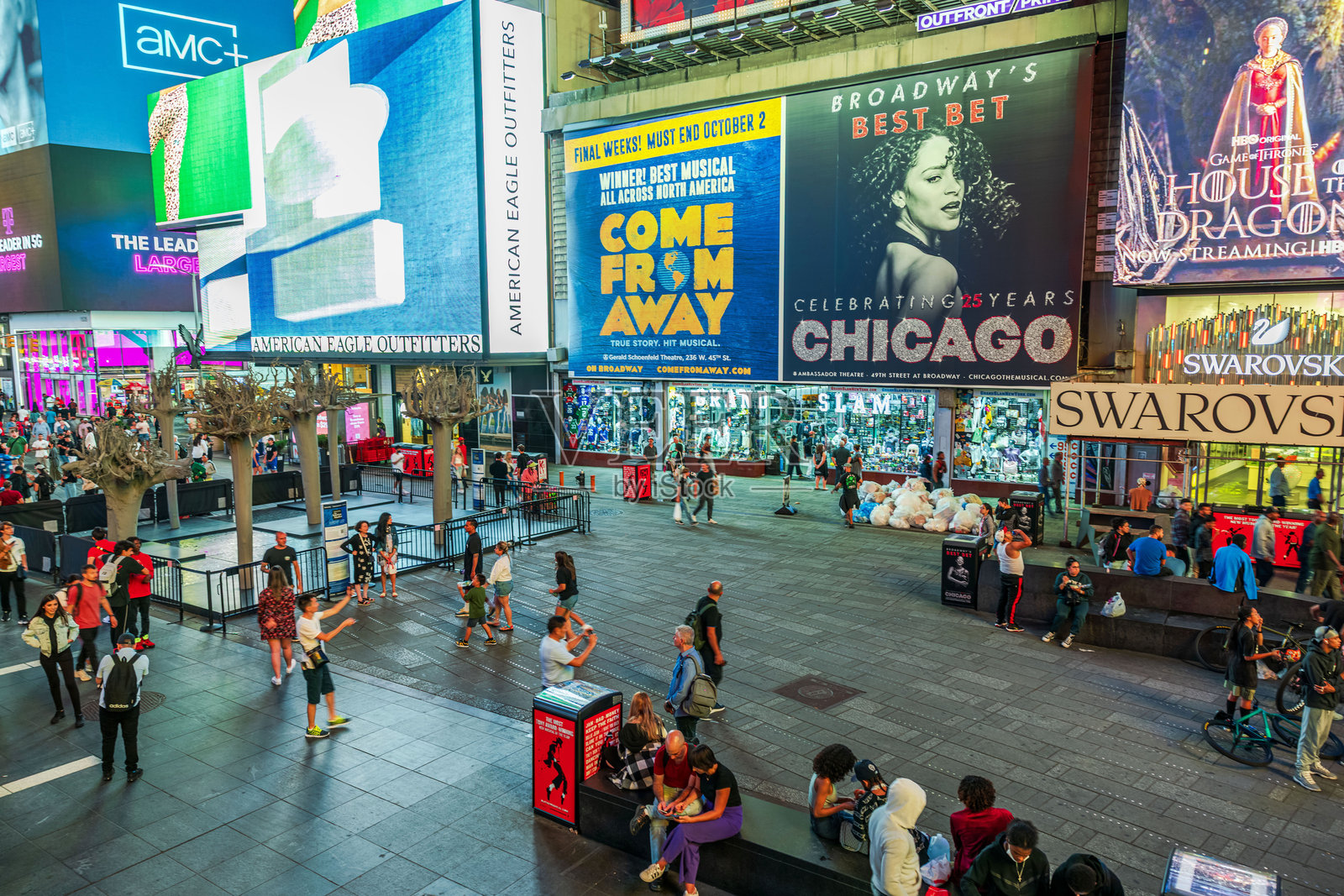 时代广场美丽的夜景,上方是芝加哥音乐剧的广告牌,下方是繁忙街道上的人群。照片摄影图片
