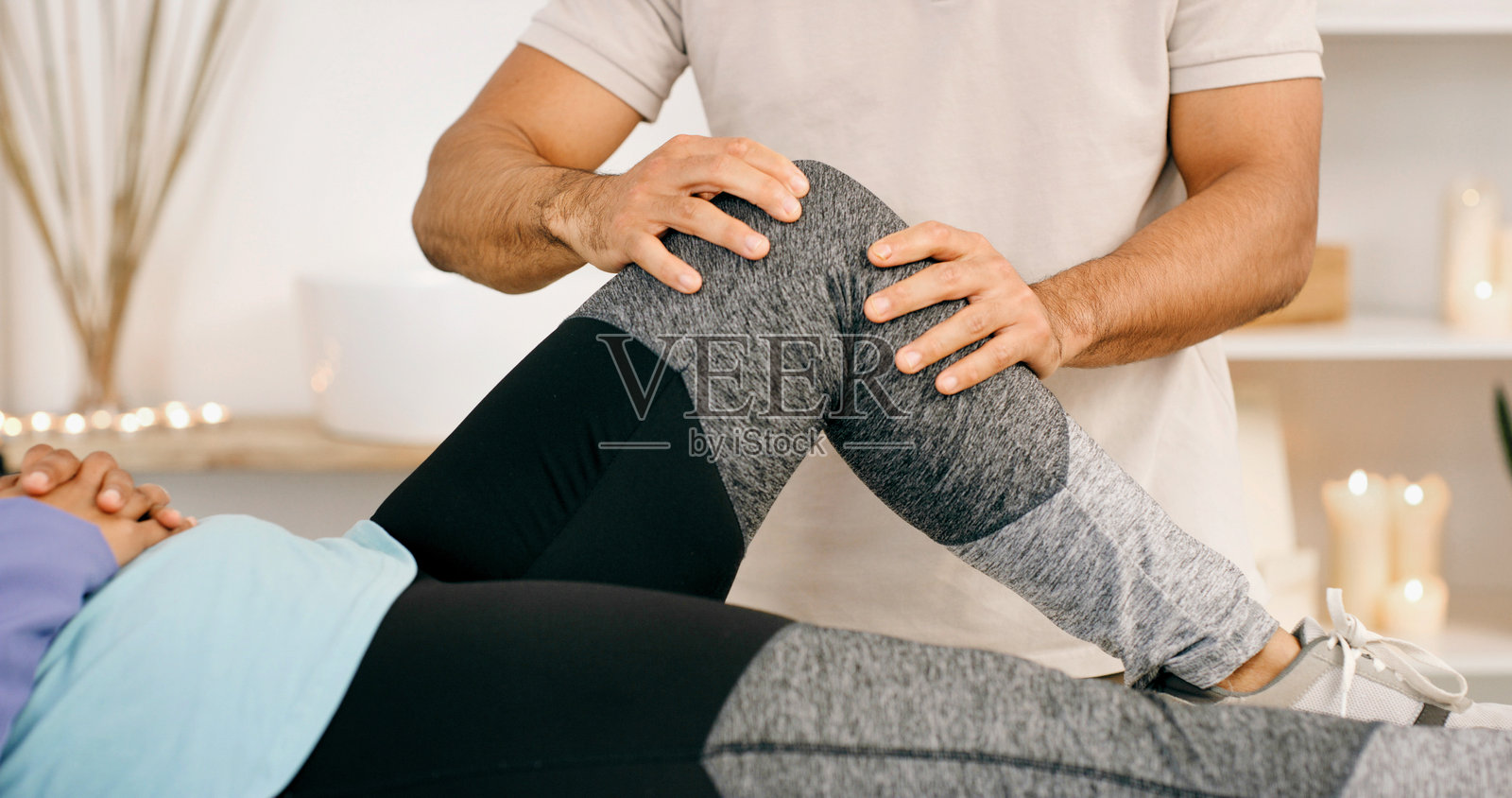 理疗，膝盖疼痛，理疗师与女性在诊所进行肌肉恢复支持。医疗保健，体检和脊骨神经科医生与女病人进行腿部锻炼以在办公室康复。照片摄影图片