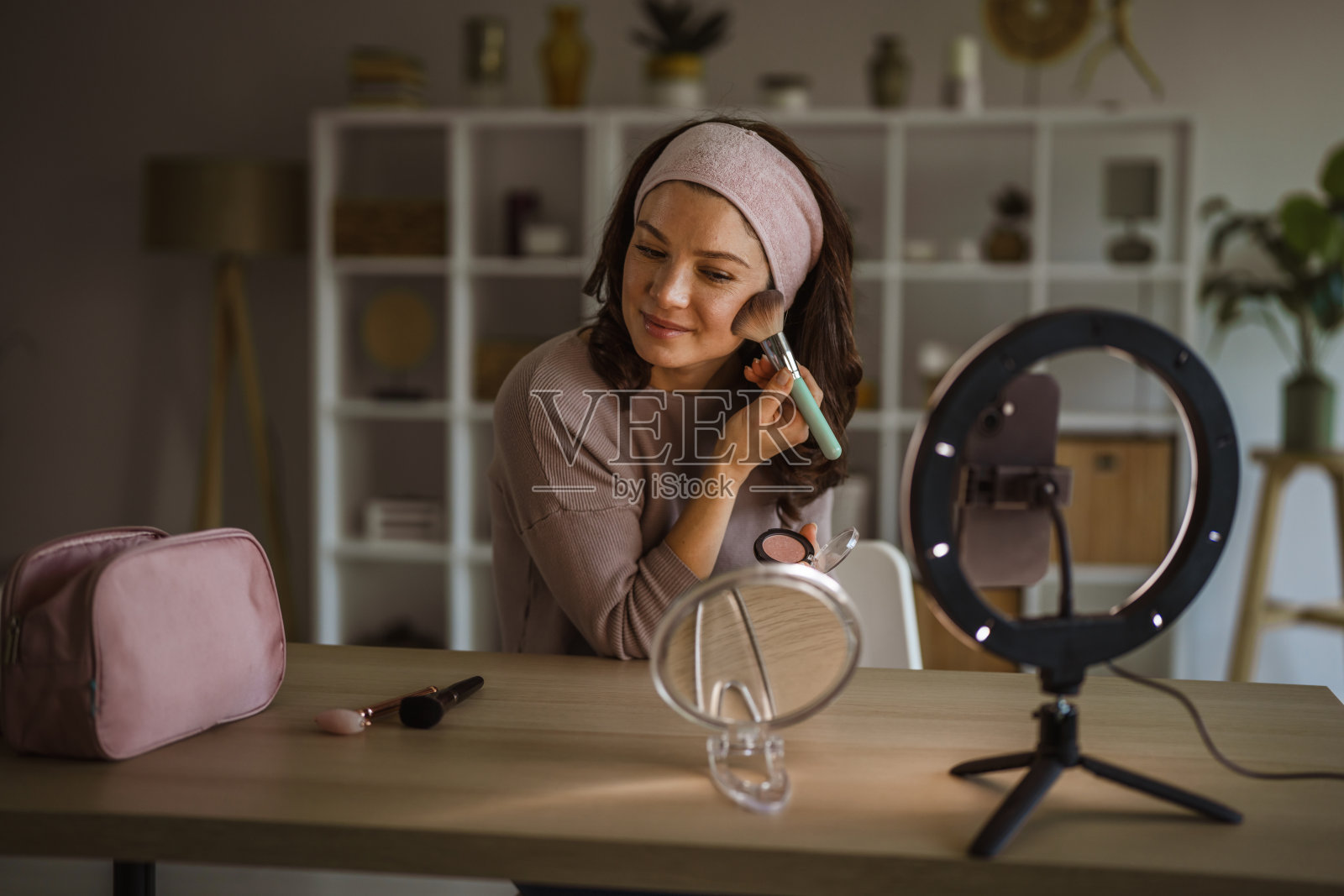 一位成年女性正在进行美妆教程的视频博客照片摄影图片