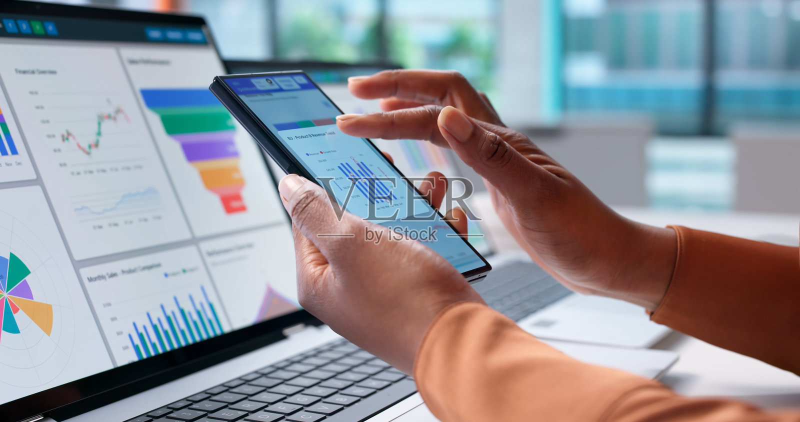 非裔美国商业分析师分析市场数据照片摄影图片