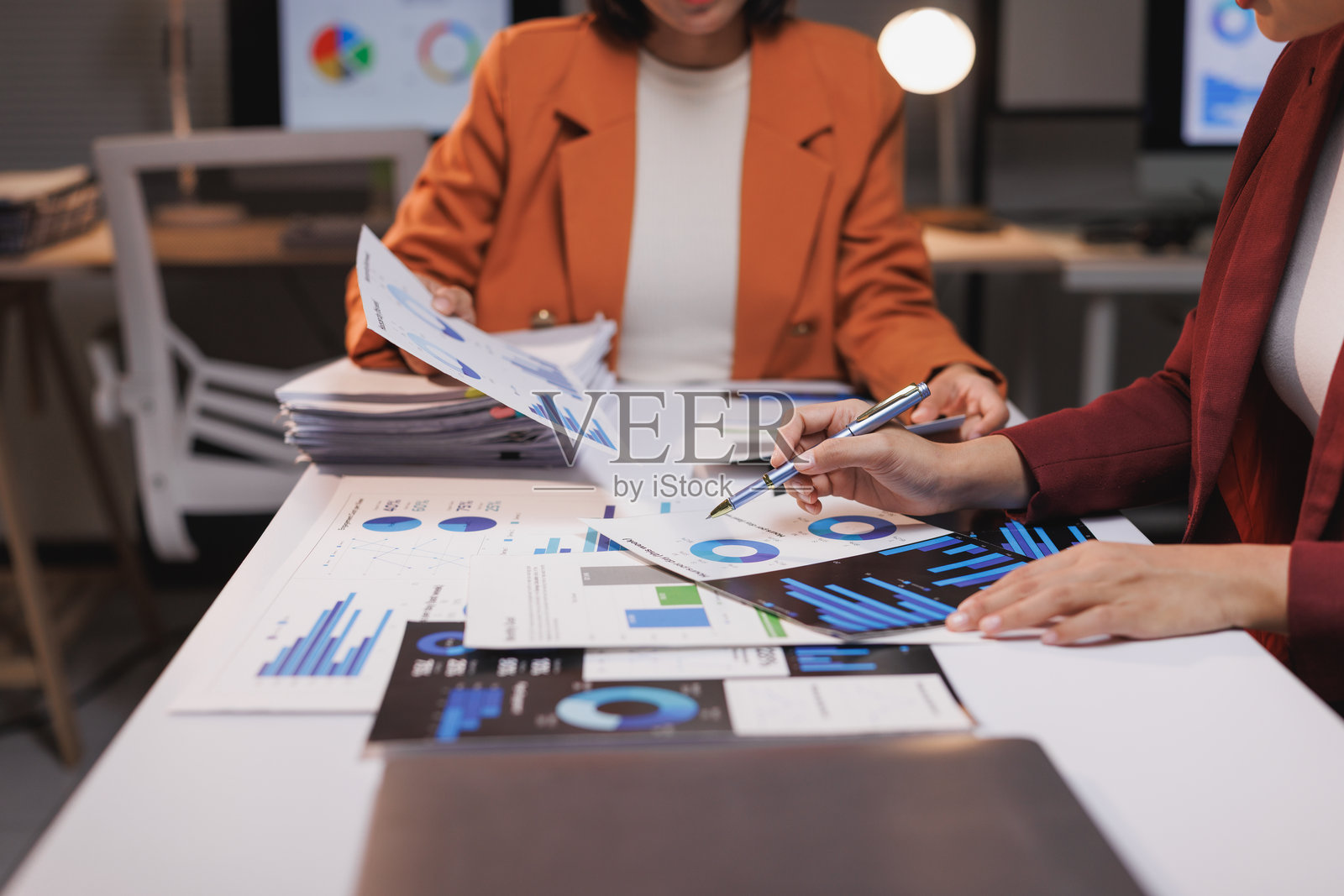 女商人们分析财务数据以制定公司战略照片摄影图片