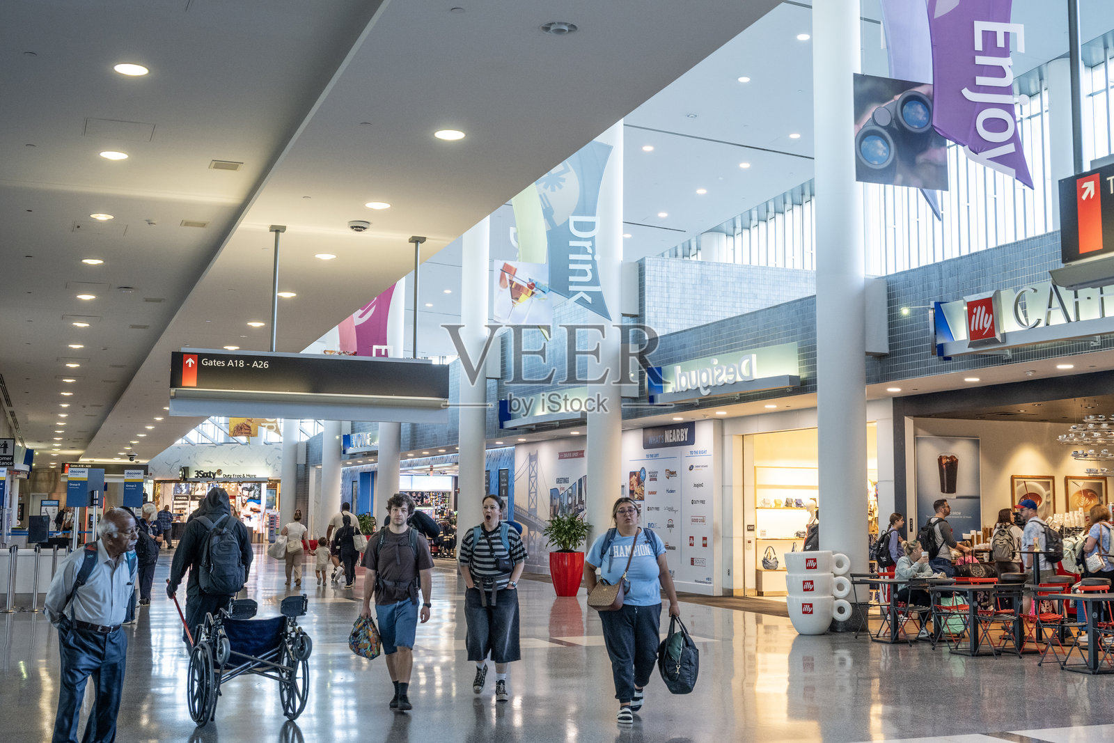 旅客在费城国际机场航站楼内行走照片摄影图片