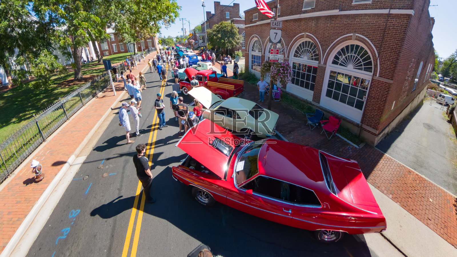 复古车爱好者们在李斯堡砖砌的街道上的遗产车展上享受阳光明媚的一天照片摄影图片