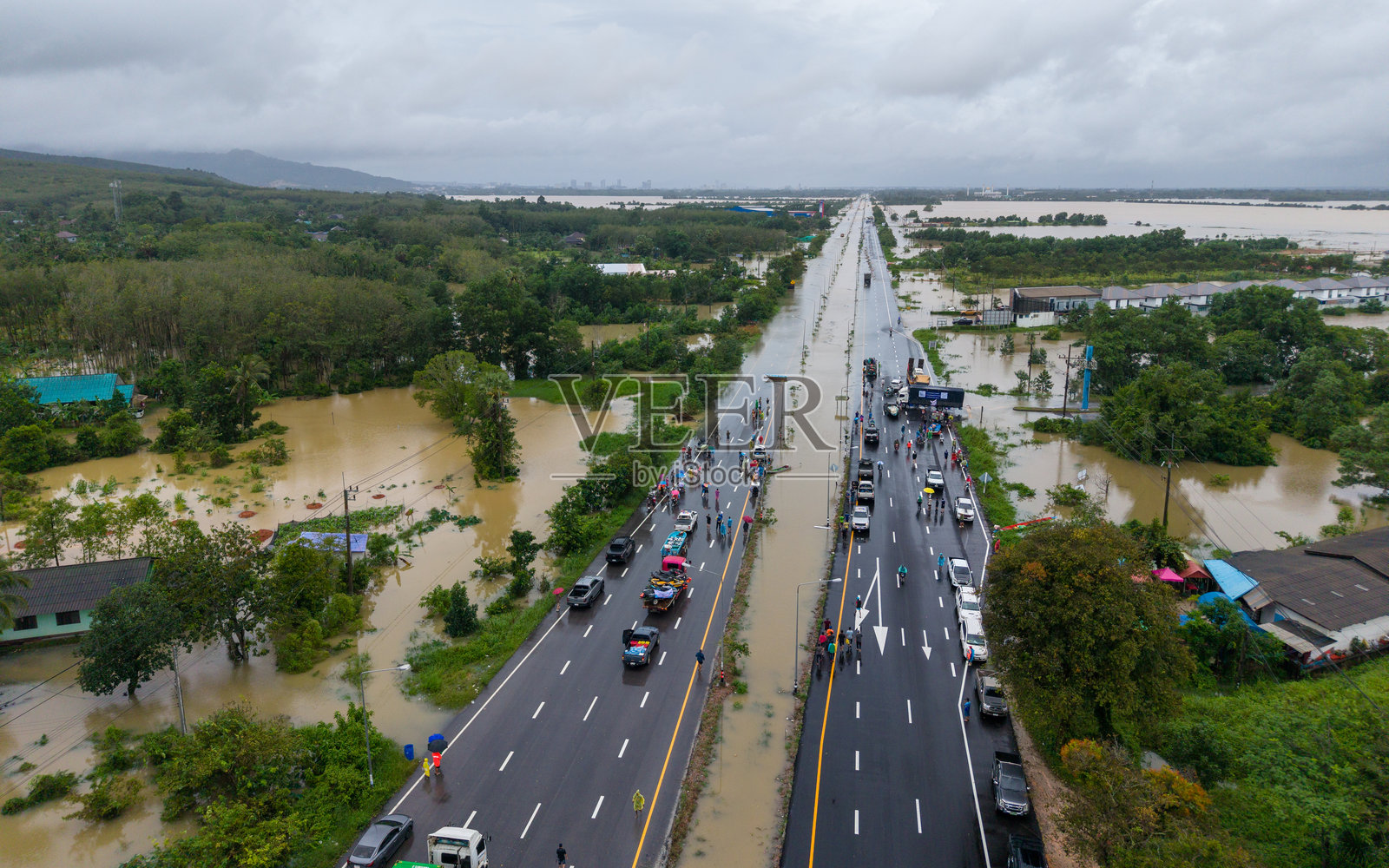 泰国合艾拉差鲁班路严重洪灾照片摄影图片