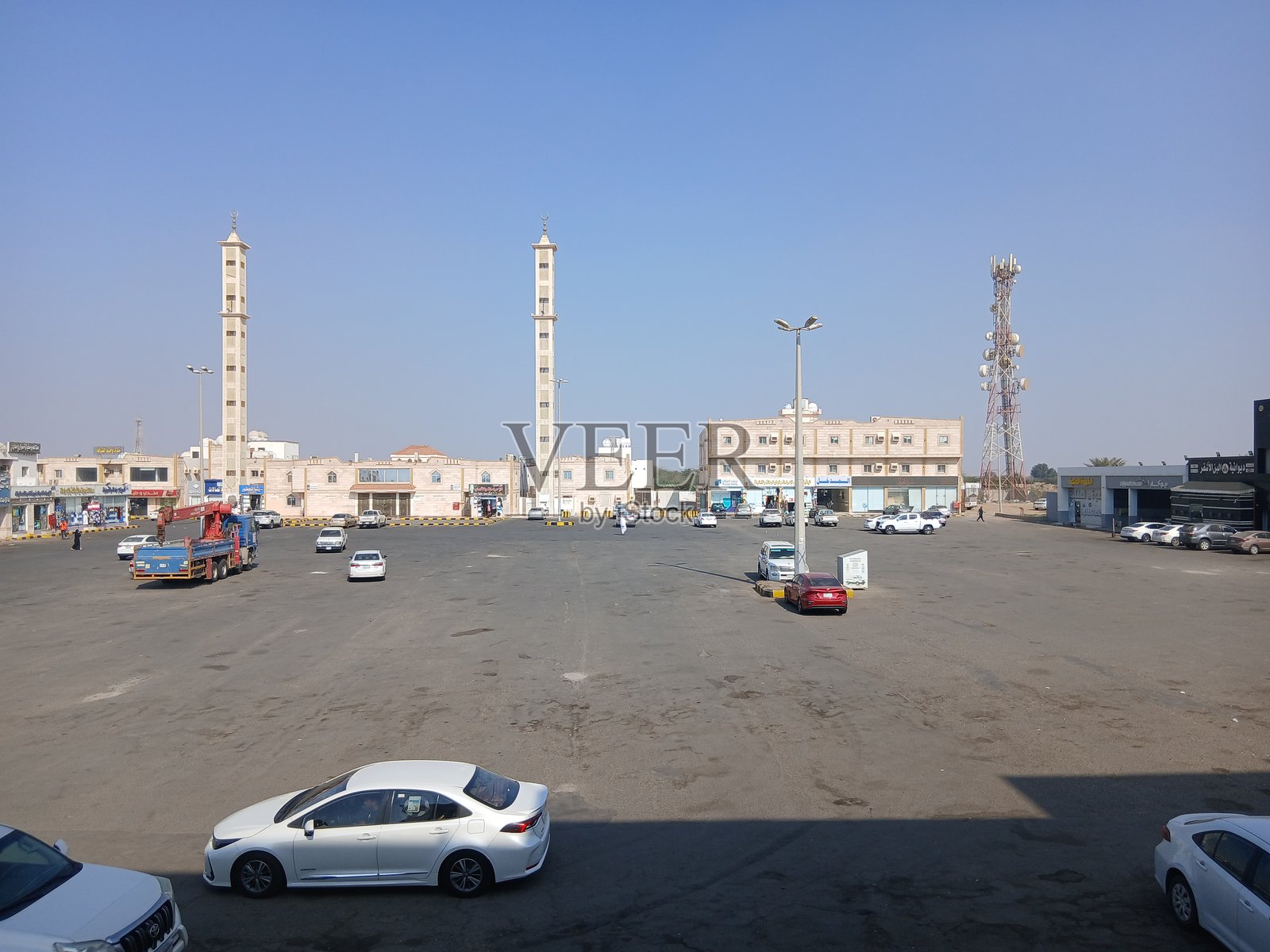 麦加朝觐路线上的利斯市，有清真寺、餐馆、杂货店和销售朝觐与副朝服装的商店照片摄影图片