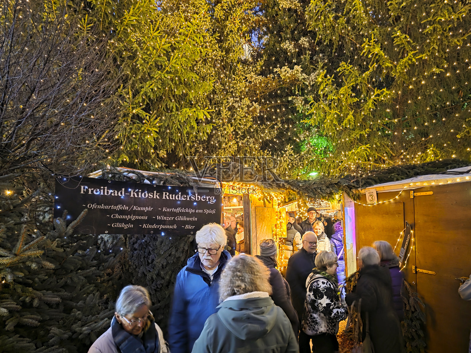 灯火辉煌、游人如织的传统森林圣诞集市照片摄影图片