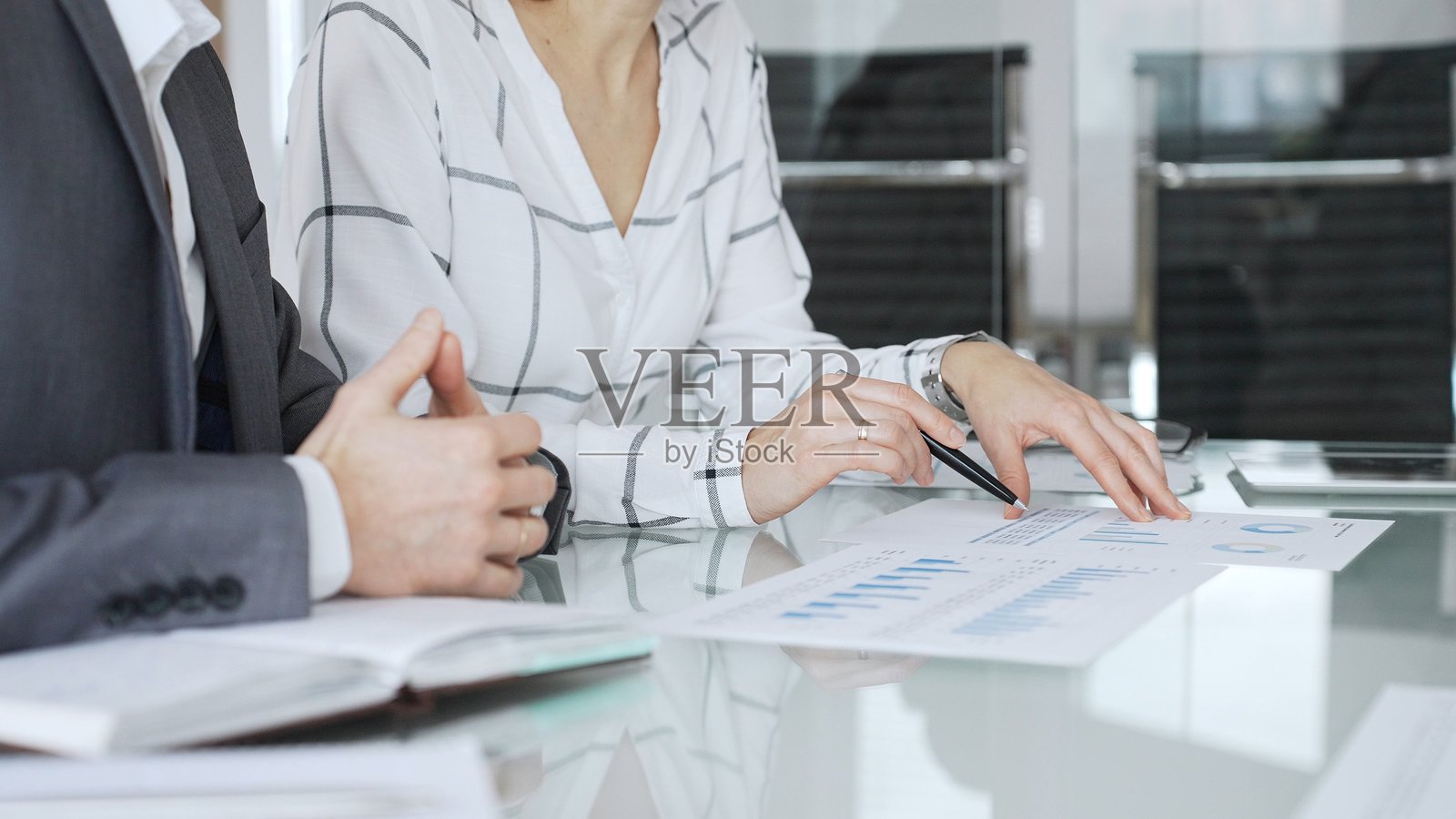 商务伙伴在会议中分析公司数据，讨论财务报告和市场趋势。商务人士概念照片摄影图片