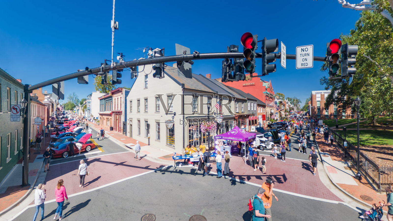 弗吉尼亚州利斯堡市中心，成排修复的经典美式汽车让这里充满活力照片摄影图片