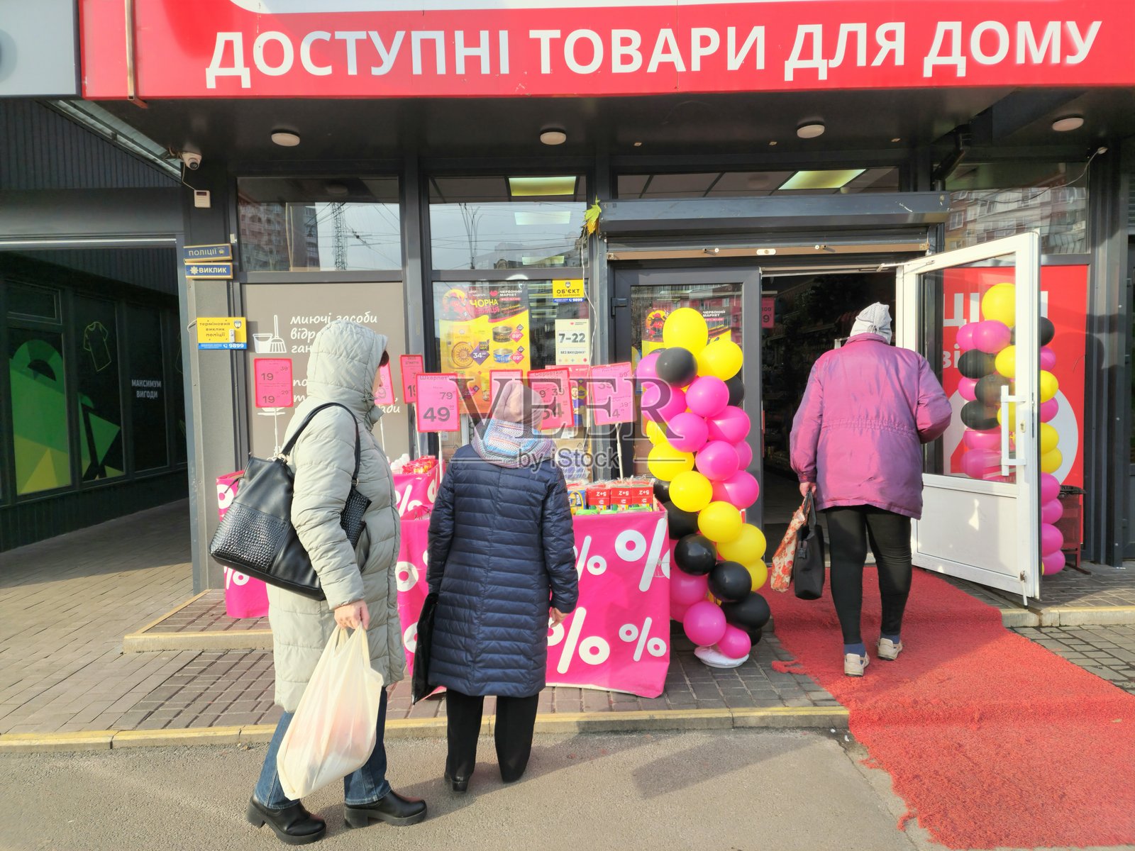 女子在商店入口处照片摄影图片