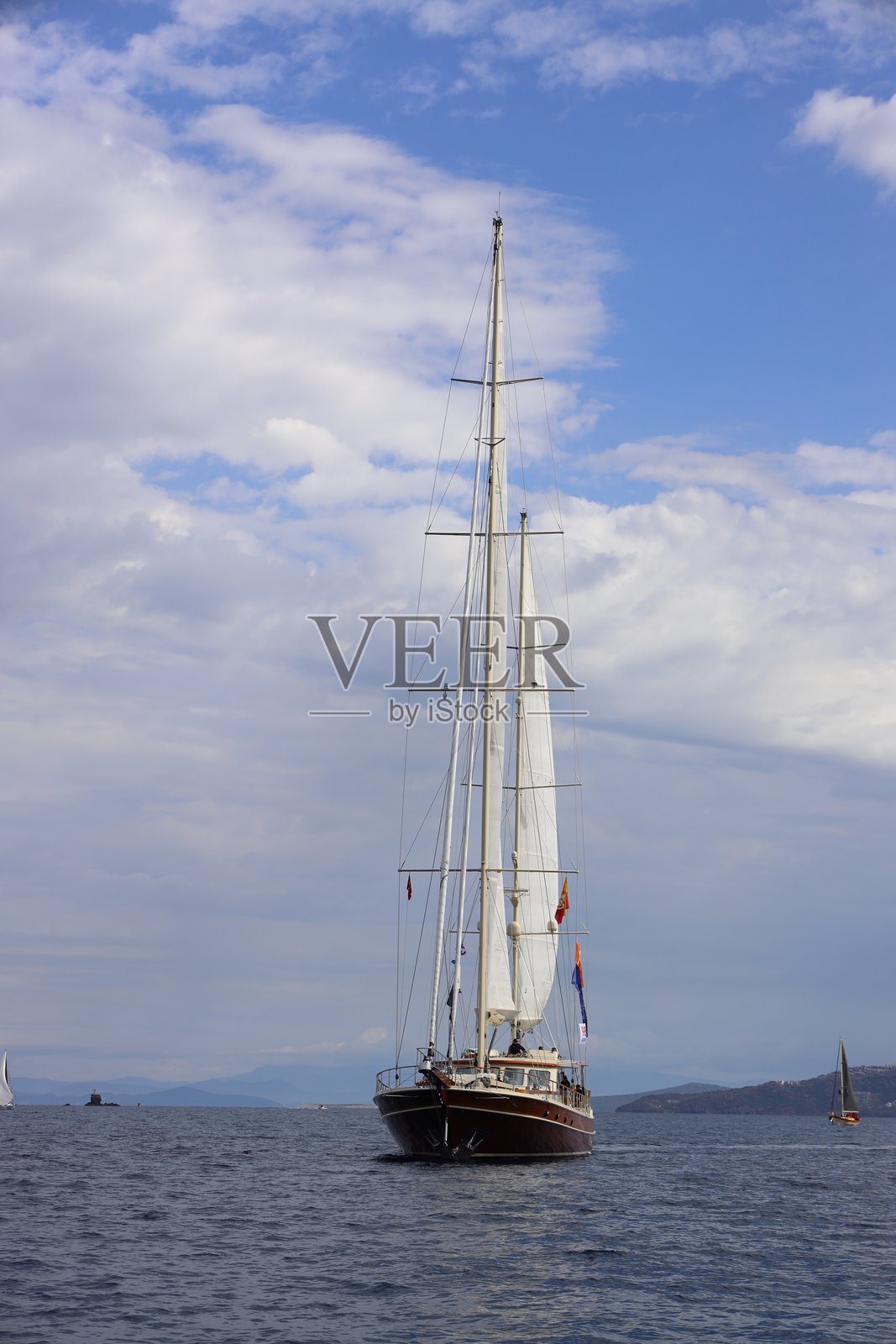 秋季，木制帆船在著名的度假胜地博德鲁姆巡游。照片摄影图片