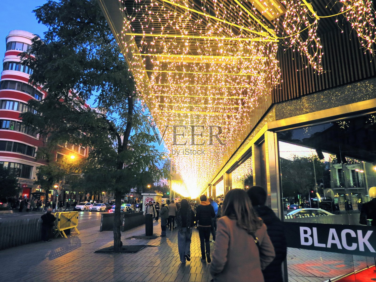 西班牙马德里市中心建筑,圣诞街灯装饰。照片摄影图片