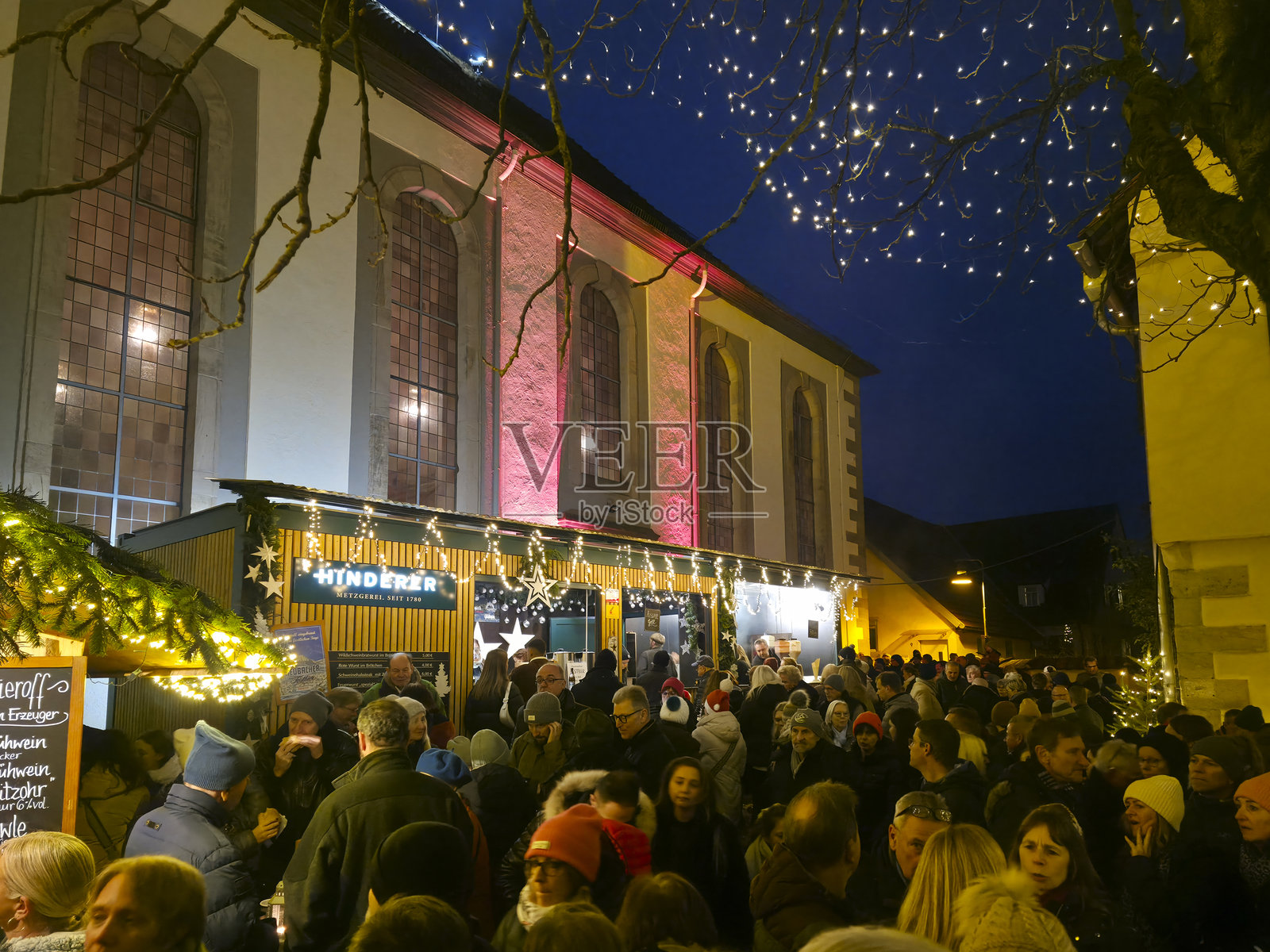 圣诞节前热门的圣诞市场吸引了众多游客在林间驻足照片摄影图片