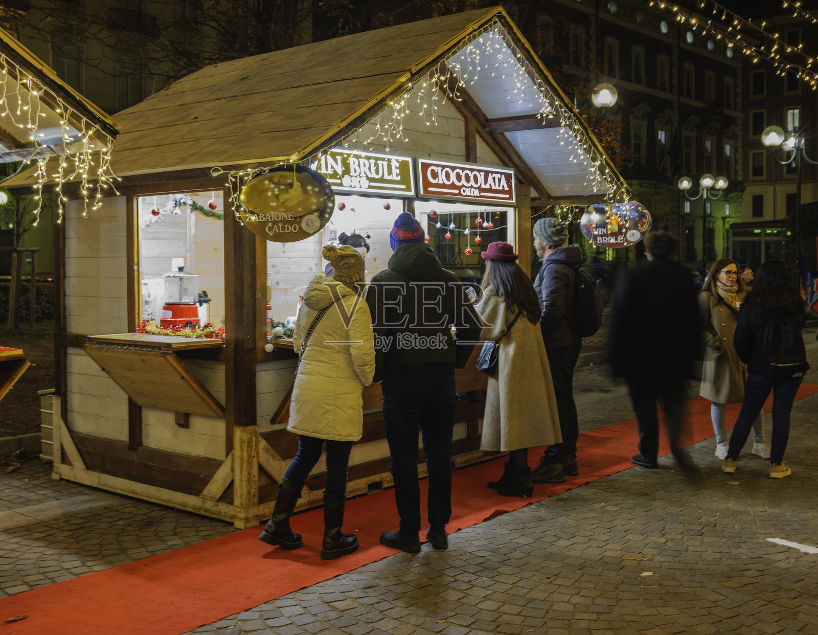 夜间的都灵圣诞市集（意大利）照片摄影图片