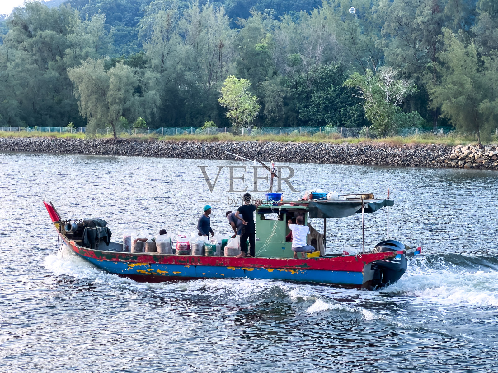 载着货物的瓜拉吉帝渔船在河上行驶照片摄影图片