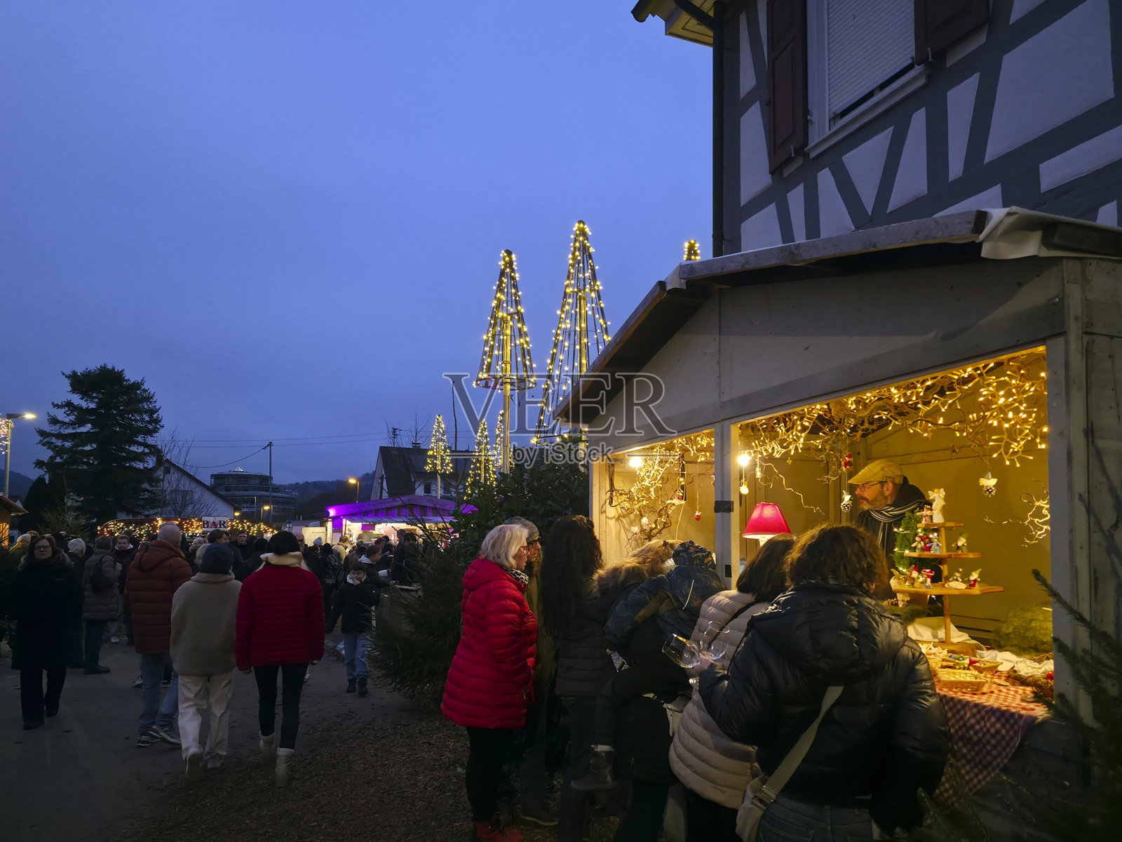 圣诞季森林集市吸引了数千名游客照片摄影图片