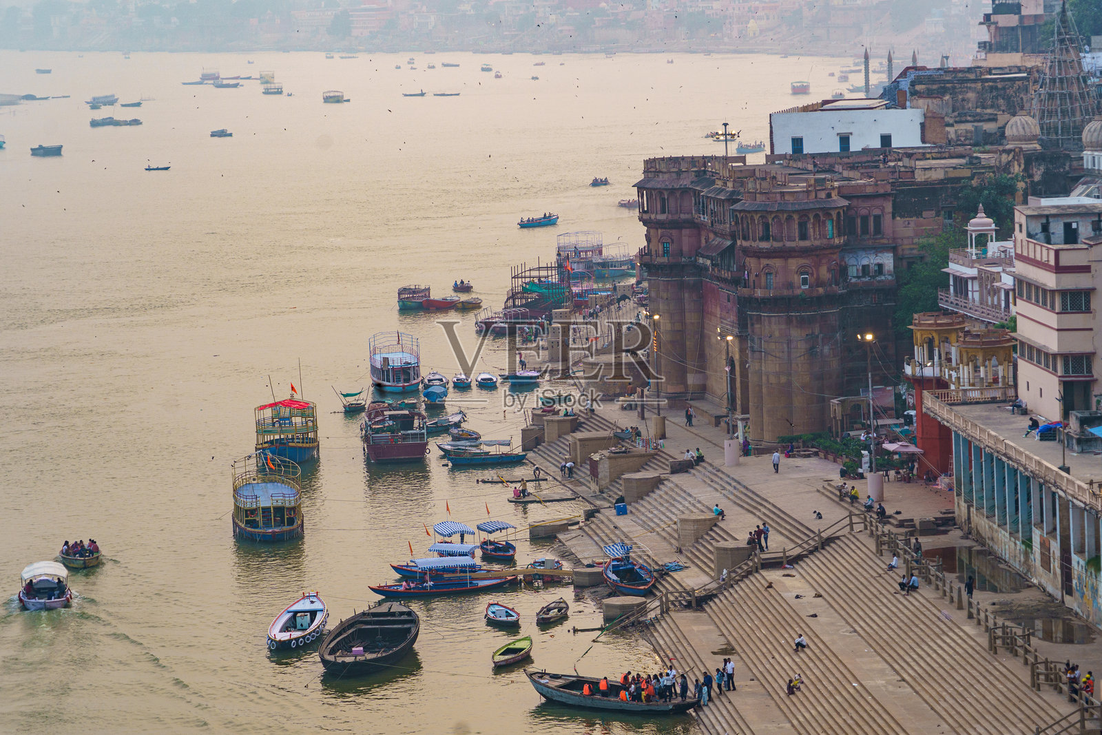 印度，北方邦，瓦拉纳西（贝拿勒斯）。恒河全景，前景中有靠岸的船只。照片摄影图片